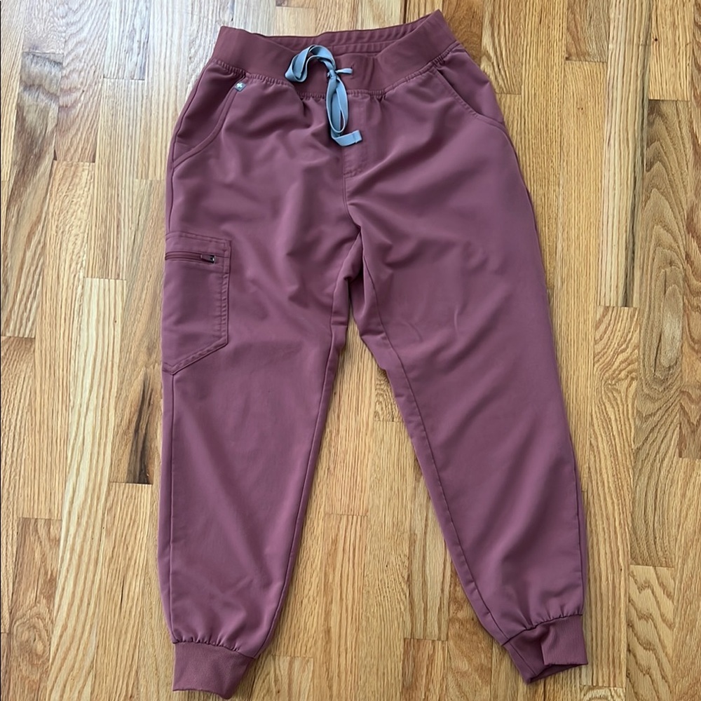 Figs Zamora Joggers
Color: Mauve 🎀
Size: small/petite